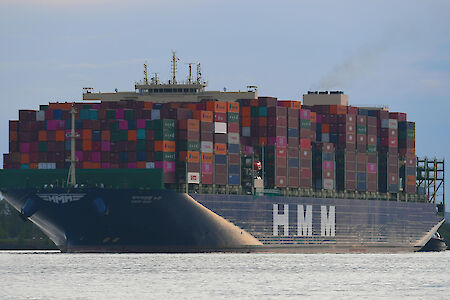 Containership ‘HMM NURI’ makes first call in Hamburg