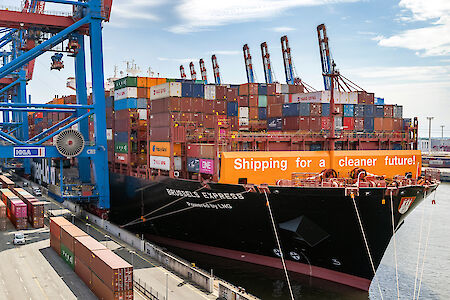 Weltweit erstes auf LNG umgerüstetes Großcontainerschiff in Hamburg
