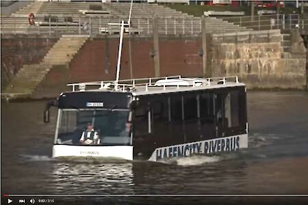 Schwimmender Bus Neue Attraktion im Hamburger Hafen