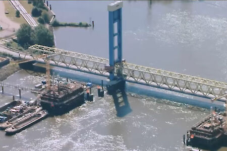 Construction of the new Kattwyk Bridge: Professional divers on the ground of the Elbe