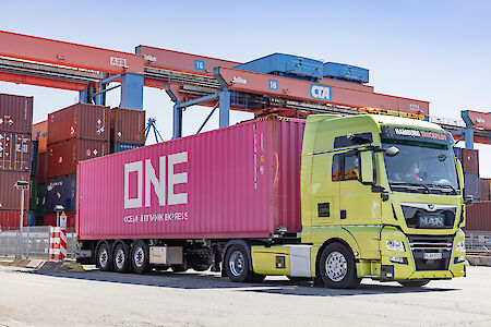 Erfolgreiche Praxisfahrten mit autonomen Trucks im Hamburger Hafen