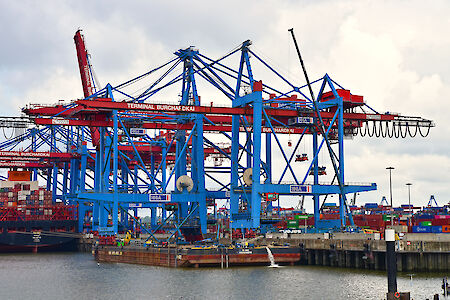 Container gantry cranes from Hamburg loaded for Tallinn