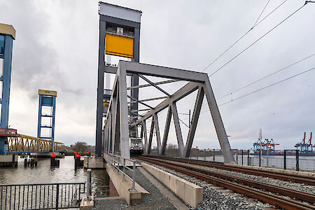 Neue Bahnbrücke Kattwyk nimmt Sonderbetrieb auf