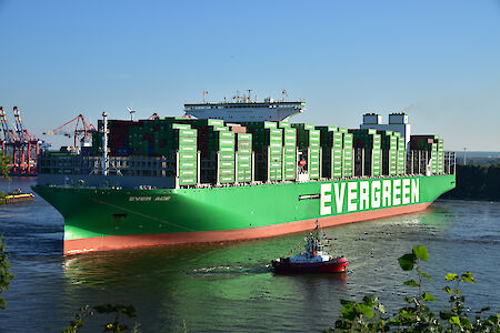 Größtes Containerschiff der Welt gastiert in Hamburg