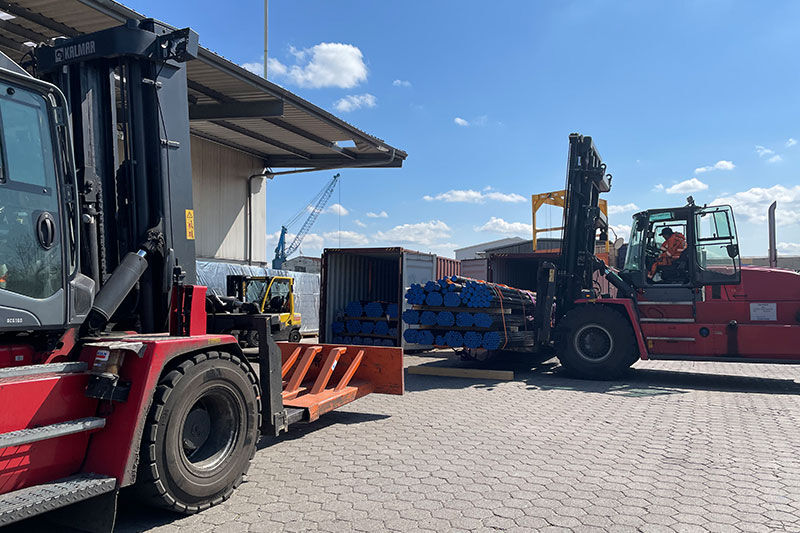 Transport von Container LKW im Versand Hafen mit Stapel von bunt