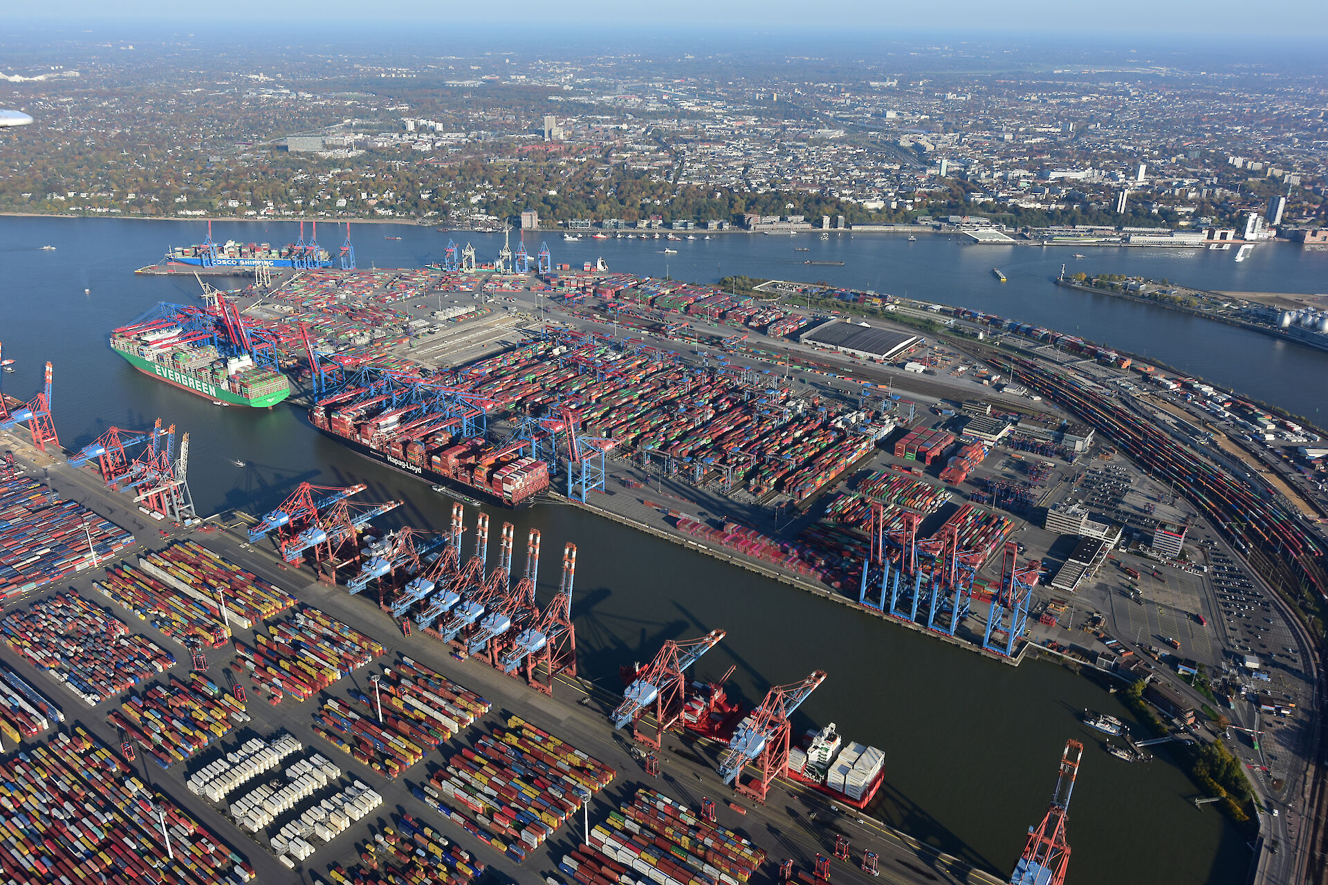 Port of Hamburg | Port of Hamburg boosts container throughput market share