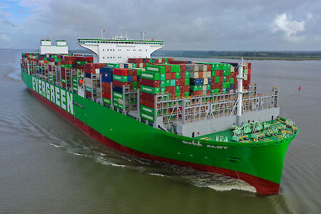 世界上最大的集装箱船停靠汉堡港