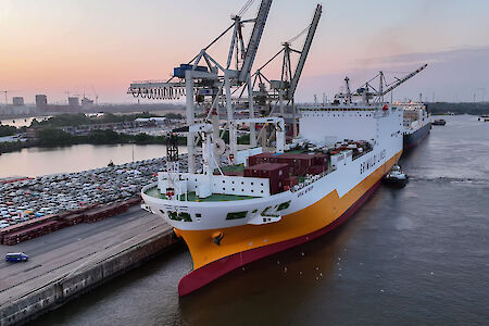 "Great Antwerp" calls at Hamburg for the first time