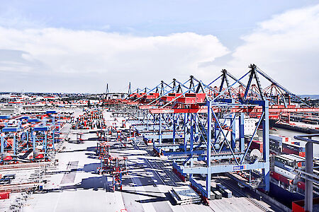 Erhebliche Investitionen in den Hamburger Hafen durch Eigenkapital-Stärkung bei der HHLA