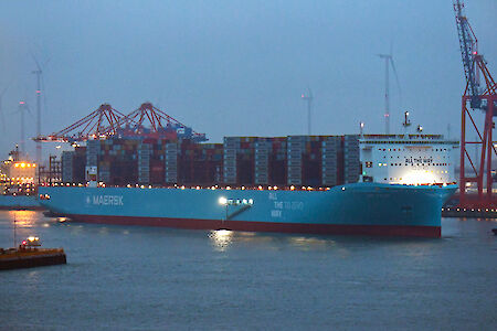 "Ane Maersk" calls at Hamburg